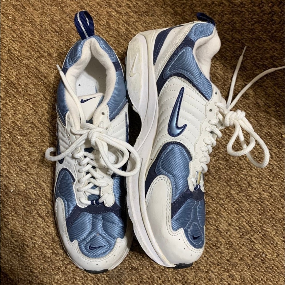 Nike yourh shoes aize 5.5 EUC